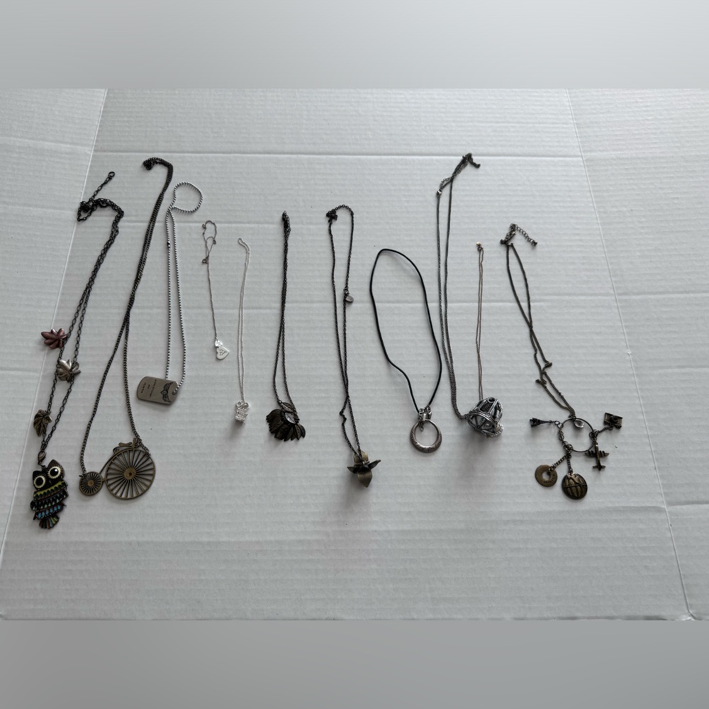 Lot of 12 early 2000s necklaces.